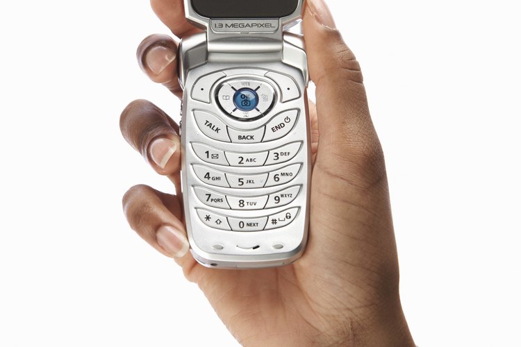 La influencia de los videos de mercadeo en teléfonos celulares es mayor entre los jóvenes que entre adultos de más edad.