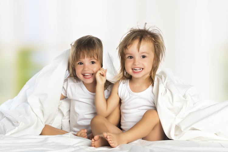 Sé creativo con los pijamas y usa estampados divertidos y adornos para darles vida.