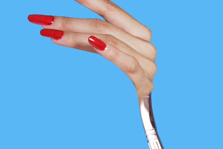 Llevar uñas acrílicas te da la opción de alargar artificialmente tus uñas a un precio asequible.