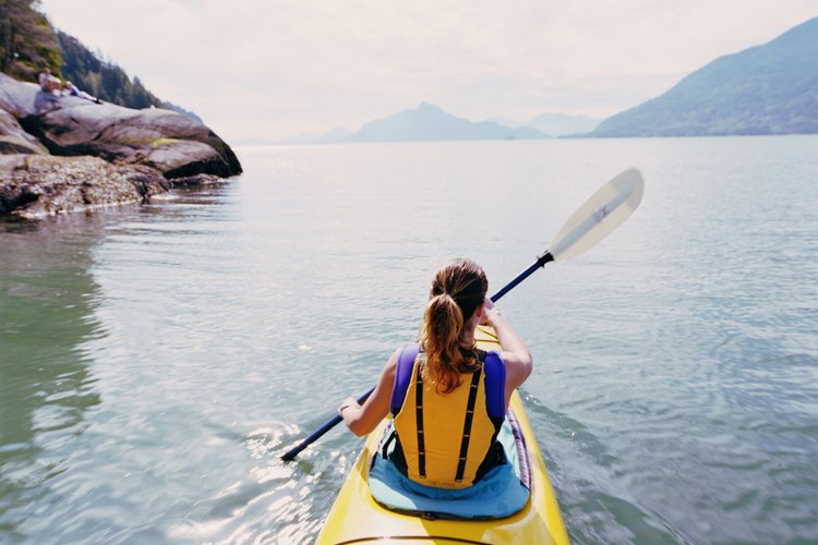 Hacer kayak en el mar te permite explorar la escarpada costa y ver la vida silvestre de cerca.