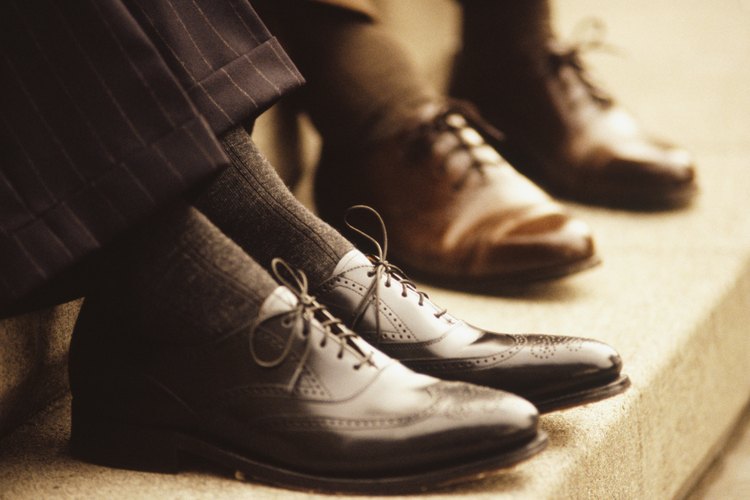 Mantén tus zapatos brillantes, boleados y con buena apariencia.
