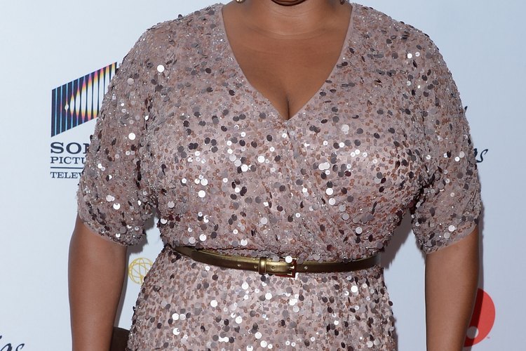 Jill Scott presume su cintura en el estreno de la película Steel Magnolias de Lifetime's.