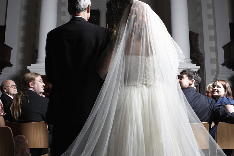 Las novias altas pueden necesitar largo extra, así que mide el tul de pie.