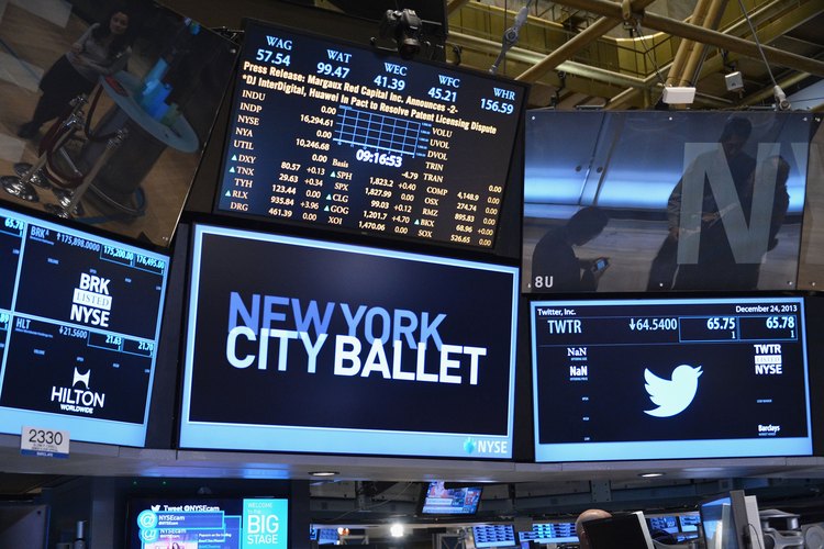 Las empresas públicas se cotizan en bolsas de valores como la NYSE.