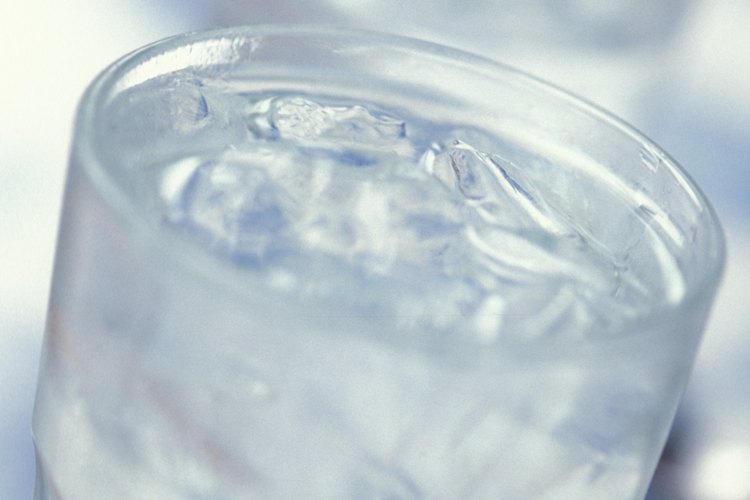 Vasos con cubos de hielo.