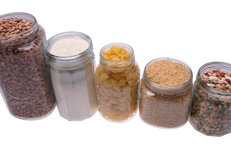 Guarda los granos y la comida seca en fracos luminosos para prevenir las pestes.