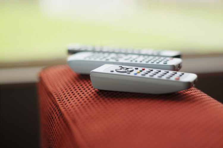 El control remoto universal Sharp puede ser programado para tu televisor, VCR, reproductor de DVD, estéreo y otros componentes y controlarlos a todos desde un sólo mando a distancia, eliminando la necesidad de tener que cambiar de un dispositivo a otro.