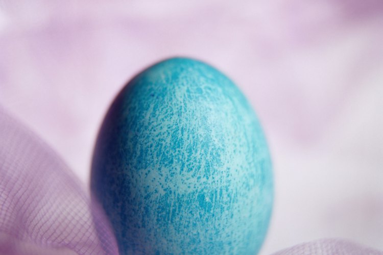 Teñir huevos es una actividad de Pascua.