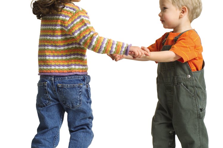 Ponle música alegre, agradable para los chicos y baila con tu niño pequeño.