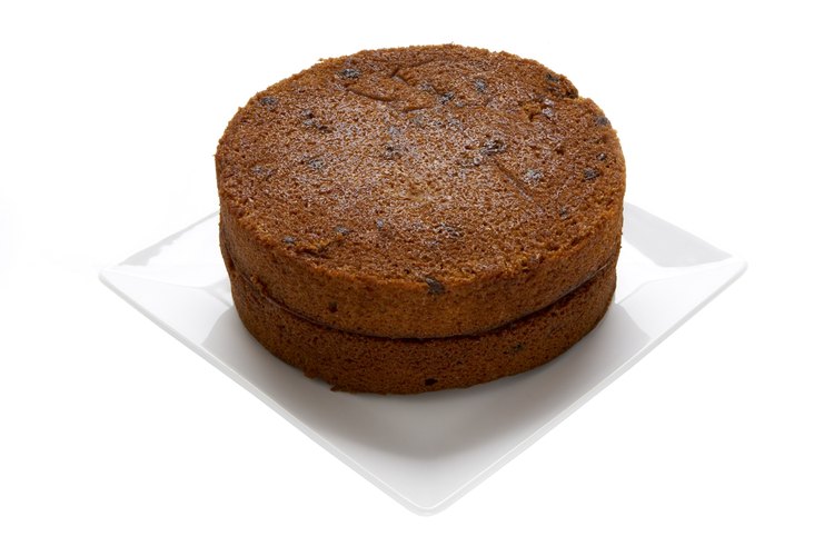 Prueba el pastel de zanahoria que contiene piña y coco para darle más sabor.