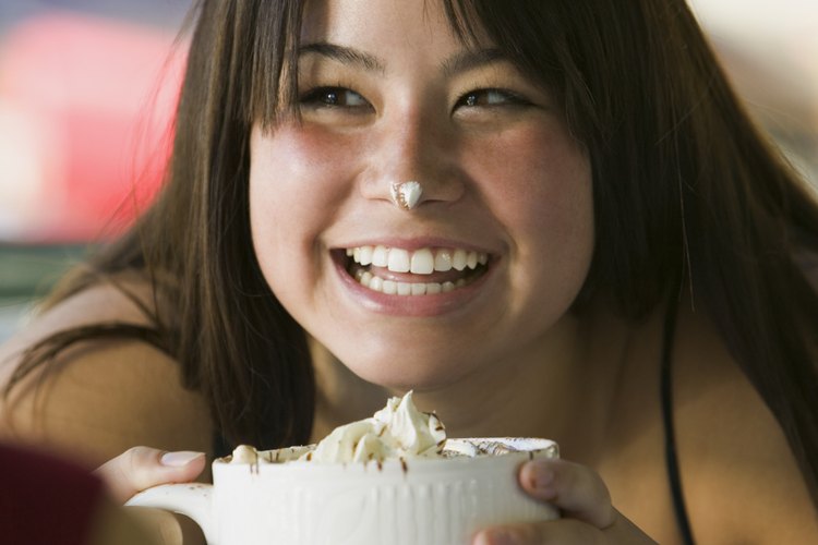 Reta a las adolescentes a competir haciendo chocolate caliente.