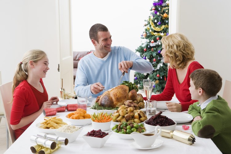 Una familia disfrutando de la cena navideña.