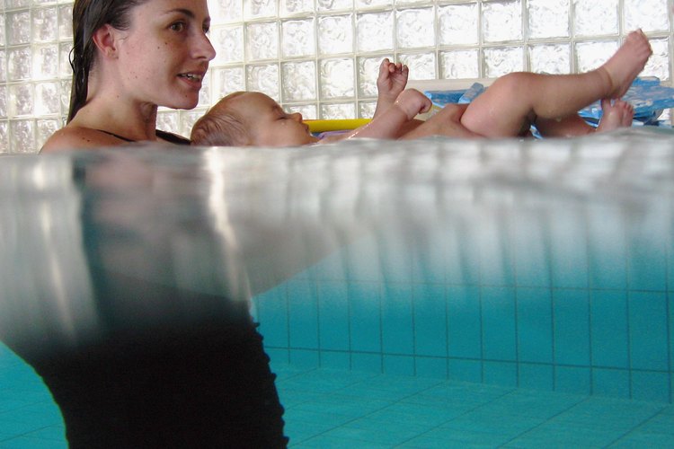Practica algunas habilidades, como flotar en la tina, antes de probar las lecciones de natación.