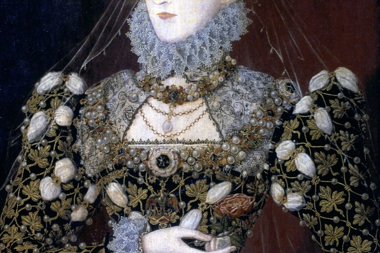 La joven reina Isabel se muestra con un collarín y con mangas muy elaboradas.
