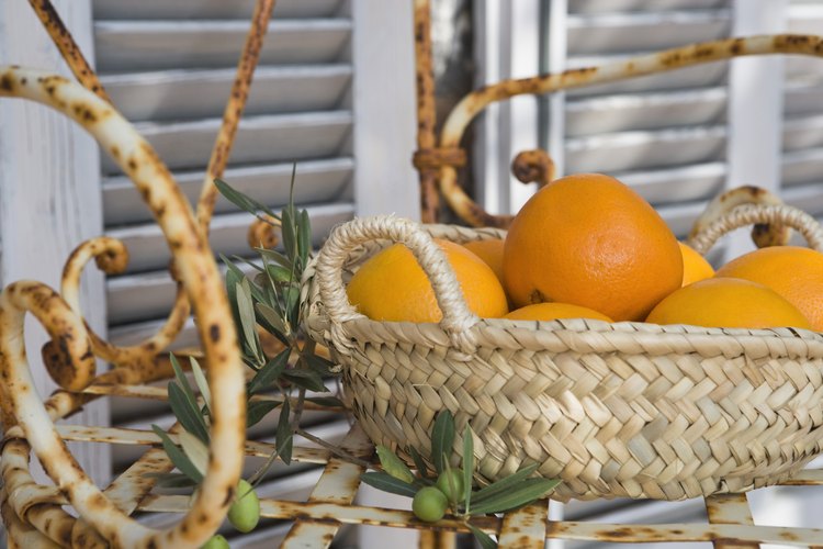 Conserva las cáscaras de naranja secándola o congelándola.