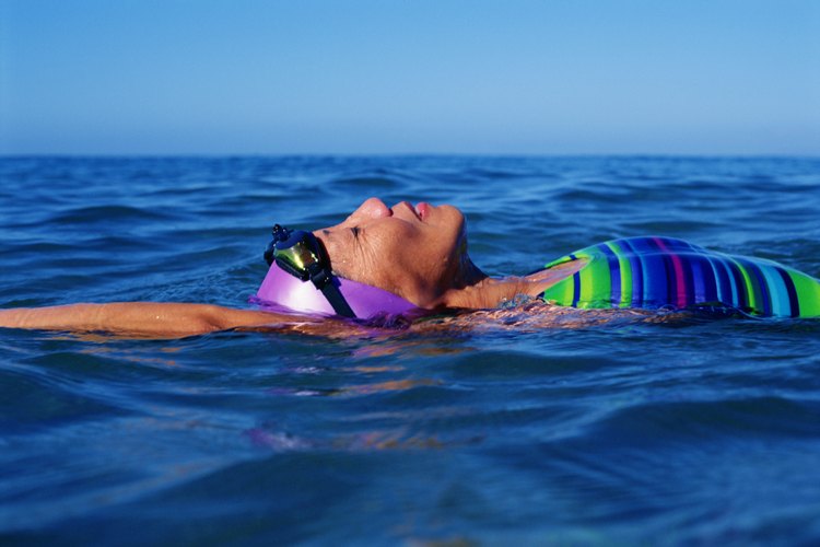 Para un nadador experimentado, patalear en las aguas profundas no implica ningún desafío extra.