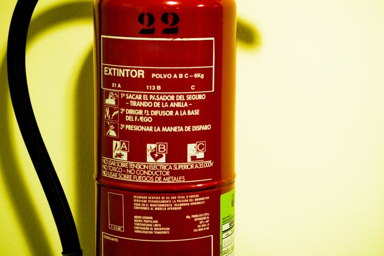 Los extintores de incendios deben desarmarse antes de ser reciclados.