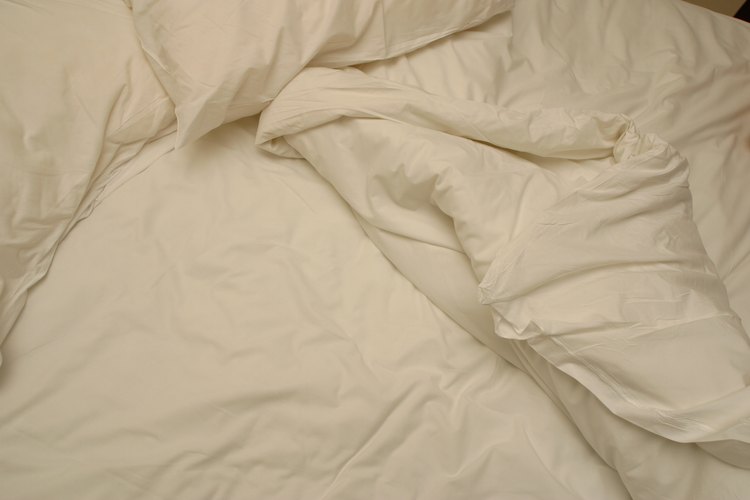 Siempre revisa las sábanas de la cama con cuidado antes de colocarlas en la secadora.
