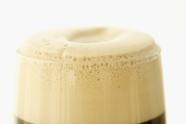 La cerveza negra rica y cremosa puede espumarse para servirse con una torta de chocolate.