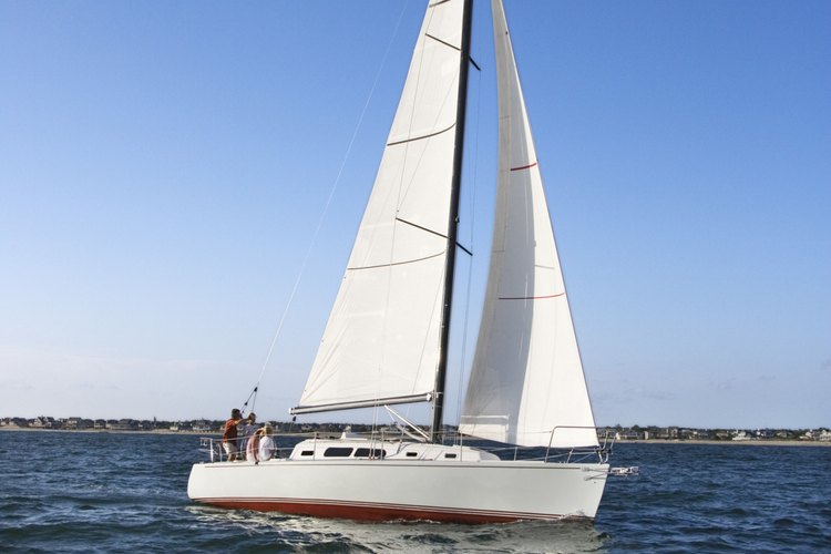 Hay muchos tipos de embarcaciones disponibles para comprar, desde botes a vela hasta yates.