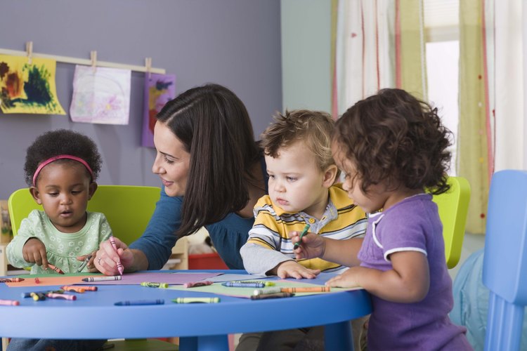 Conversa con la familia y los amigos para recibir consejos sobre los mejores centros de cuidados infantiles en tu área.