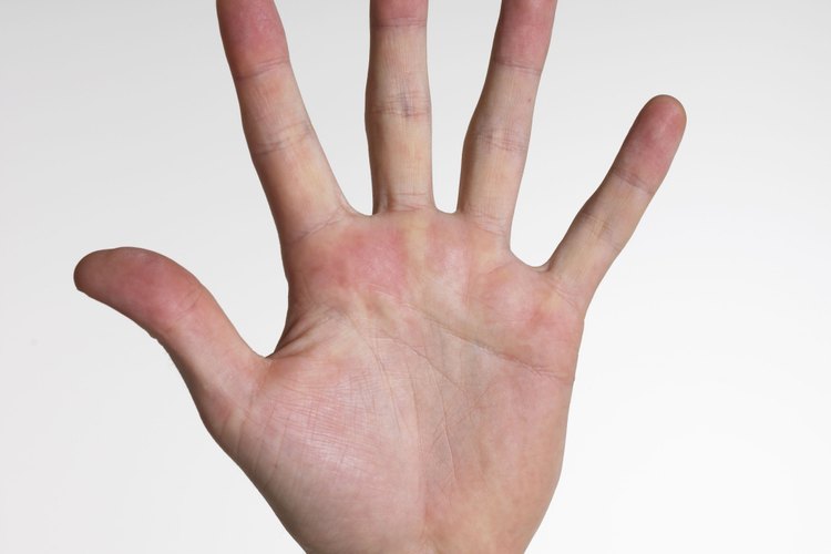 Nombres de los dedos de izquierda a derecha: el pulgar, el dedo índice, dedo medio, dedo anular y el dedo meñique.