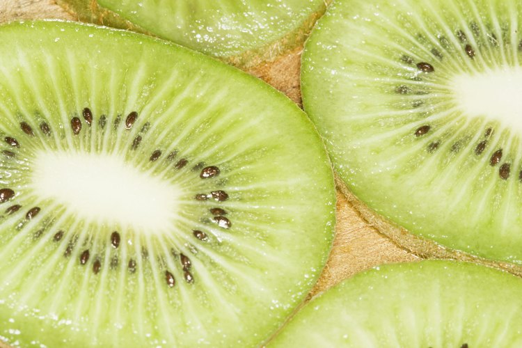 Pela y rebana tu kiwi o cómelo entero.