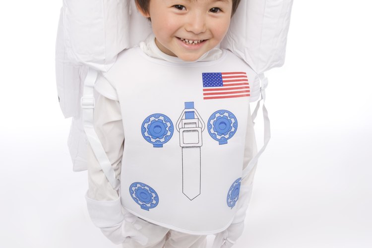 Los astronautas típicamente visten blanco o naranja.