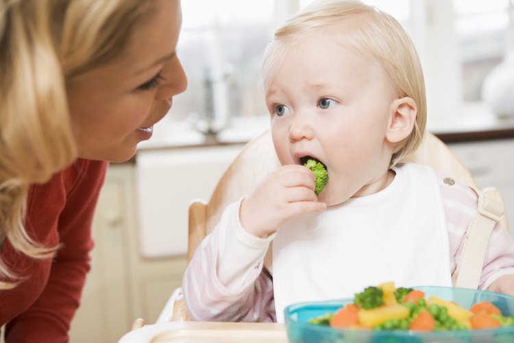 Incrementar los alimentos sólidos le da a tu bebé la nutrición necesaria.