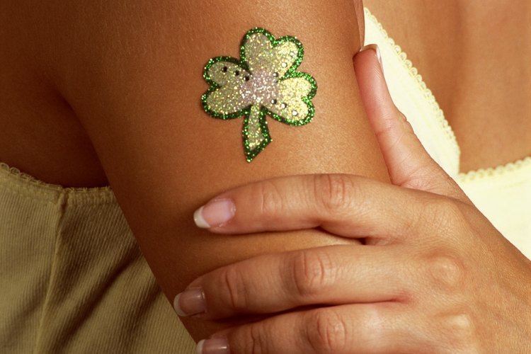 Los tatuajes pueden ser permanentes o temporales y aplicarse en casi cualquier parte del cuerpo.