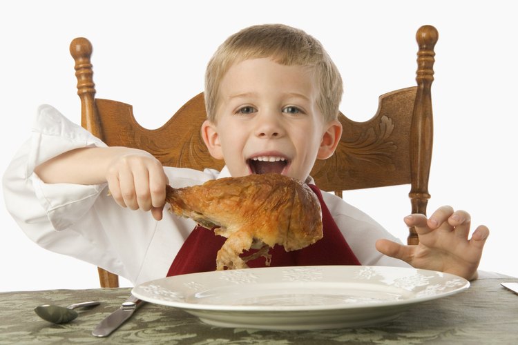 Niño con una pierna de pavo.