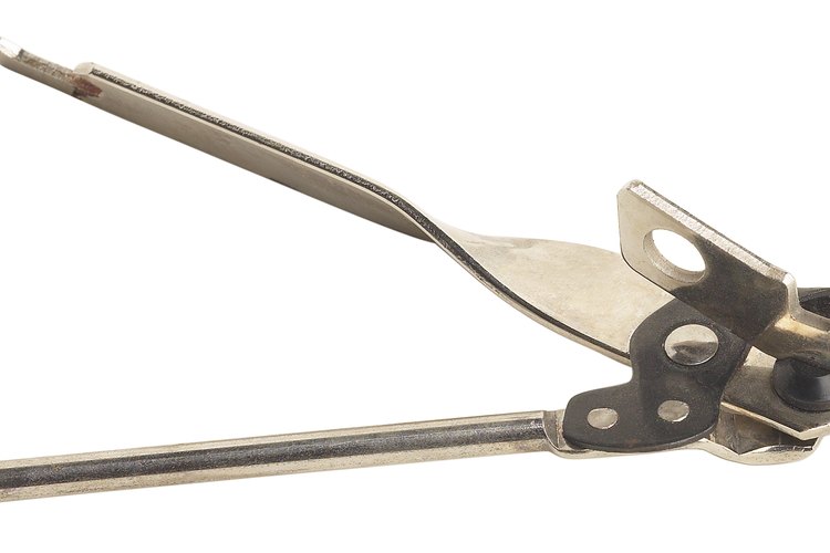 Mantén un abrelatas manual en tu despensa.