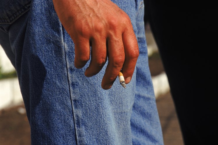 Algunos fumadores no se dan cuenta de que sus dedos siempre huelen a cigarrillo.