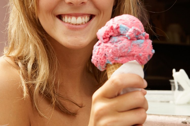 Ahorra dinero y diviértete al hacer tu propio helado.