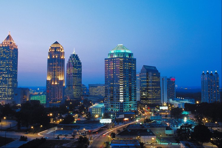 El centro de Atlanta queda a corta distancia en auto de Sandy Springs.