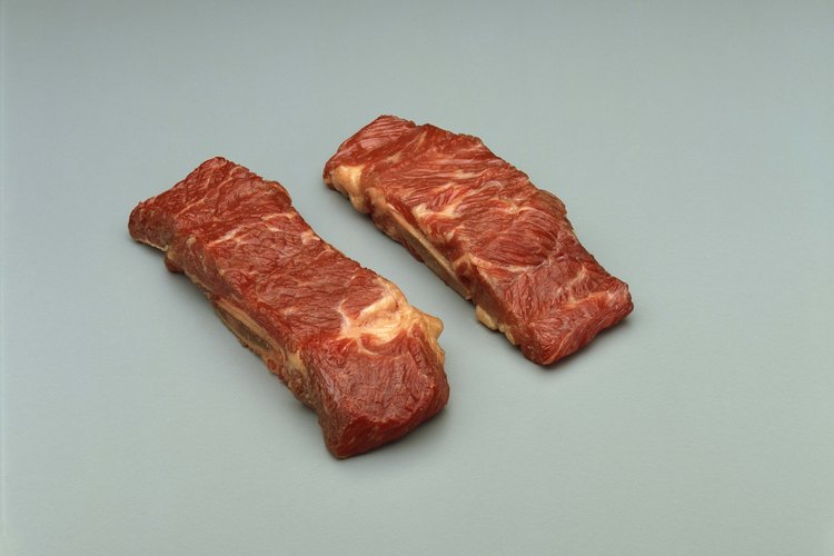 Las costillas de res se cocinan mejor a fuego lento y bajo.