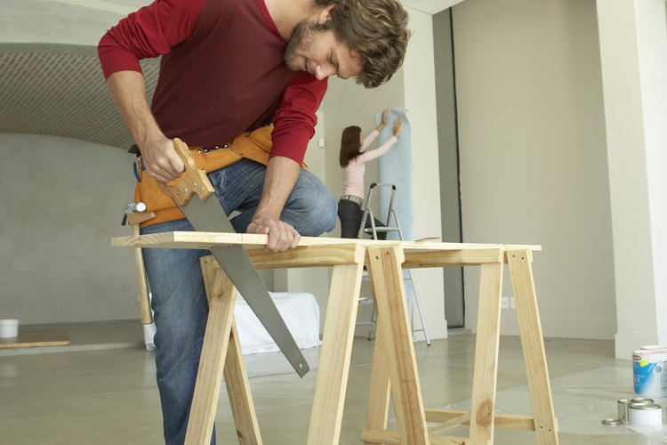Puedes hacer un taburete plegable para impresionar con tu obra.
