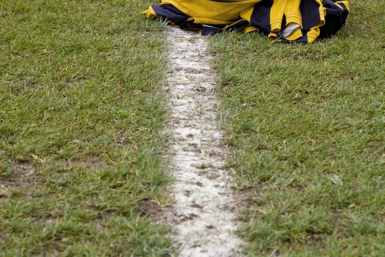 Para un campo de fútbol, las líneas deben ser de 10 centímetros de ancho.