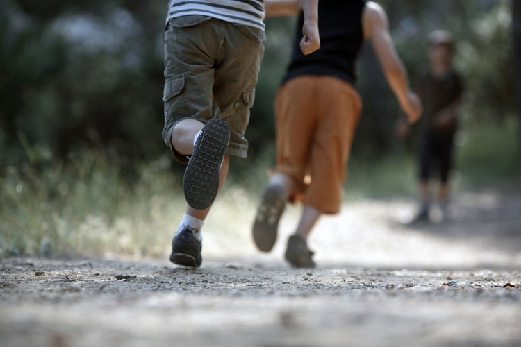 Niños corriendo en relevos.