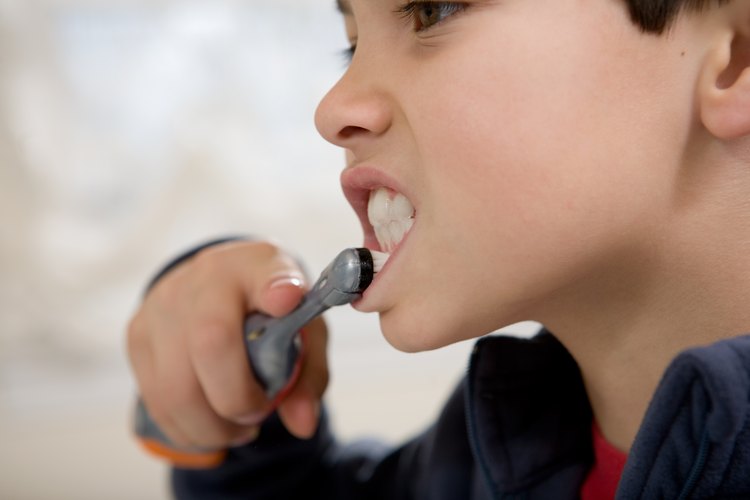Ensénale a tu hijo hábitos saludables de higiene oral desde una edad temprana.