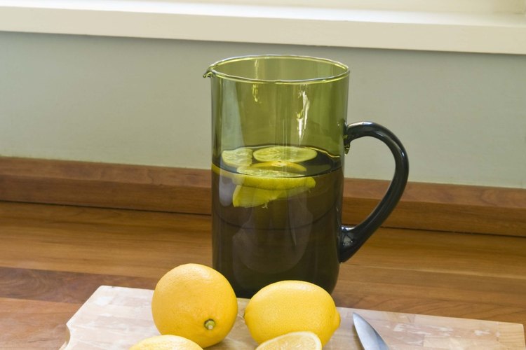 Una jarra de agua helada sabe mucho mejor con una rodaja de limón.