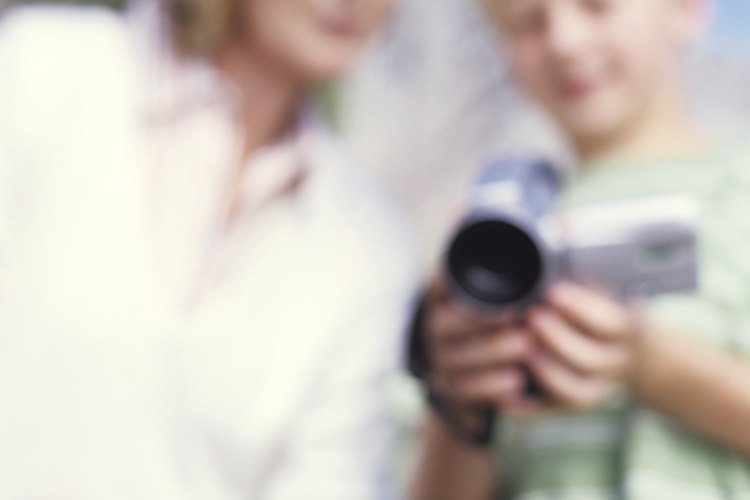 Puedes usar juegos para enseñarle a los niños sobre las emociones.