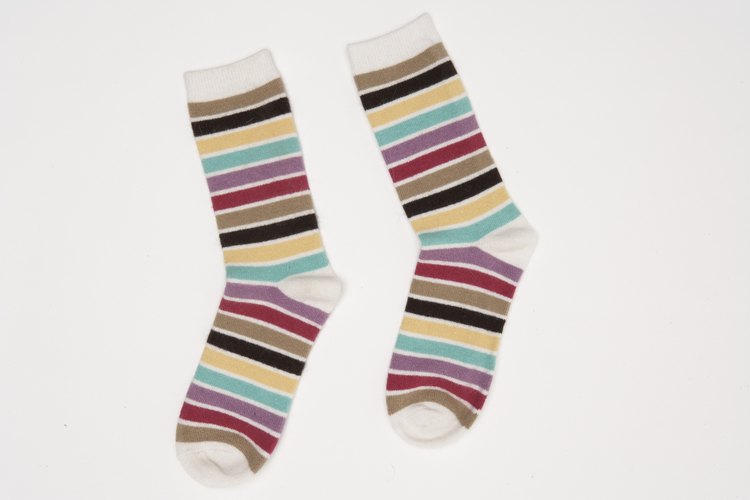 Reúne algunos calcetines viejos para hacer marionetas de calcetines.