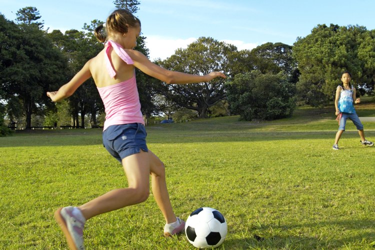 El fútbol (soccer) es una de muchas actividades para niños en Fairhope.