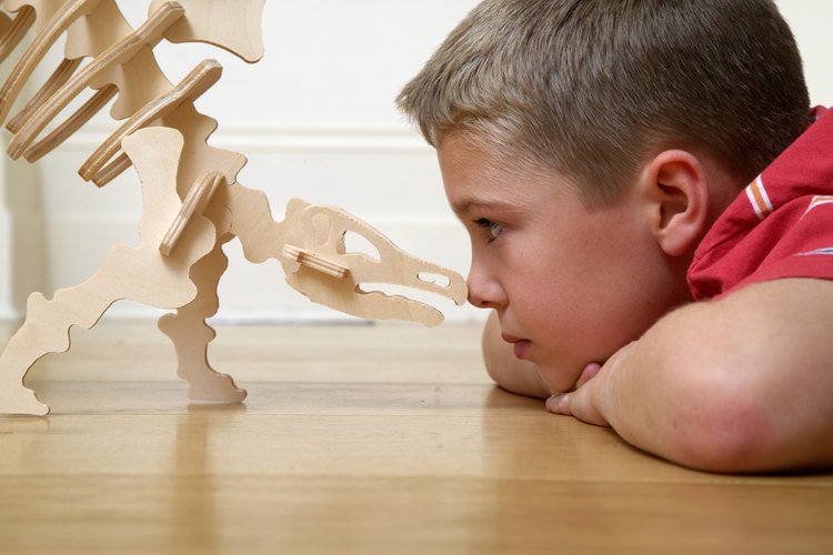 Aprovecha el interés de tu hijo en los dinosaurios para entusiasmarlo por la arqueología.