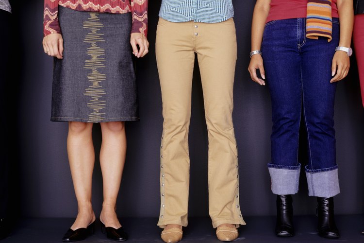 Los pantalones caqui en las mujeres son mucho más informales.