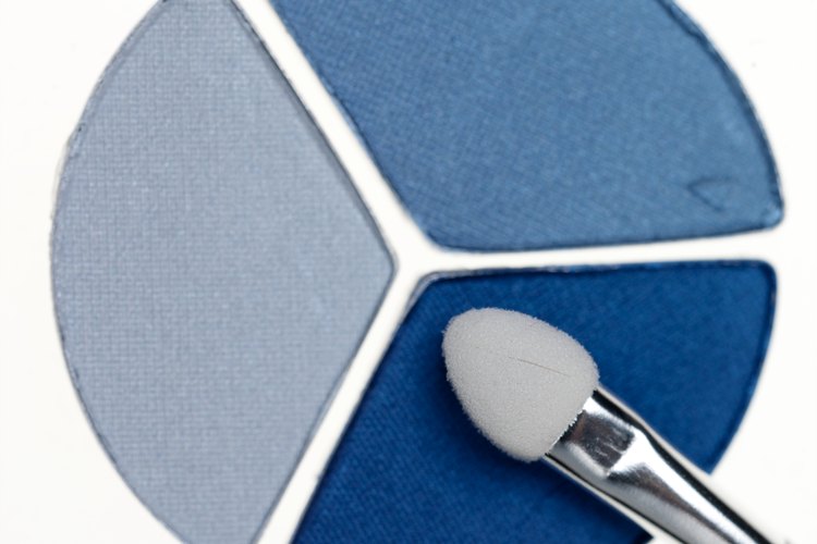 El delineador y la sombra azul eran populares en los setenta.