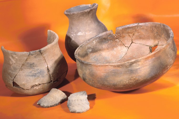 Fija los pedazos de cerámica cocida usando un adhesivo.