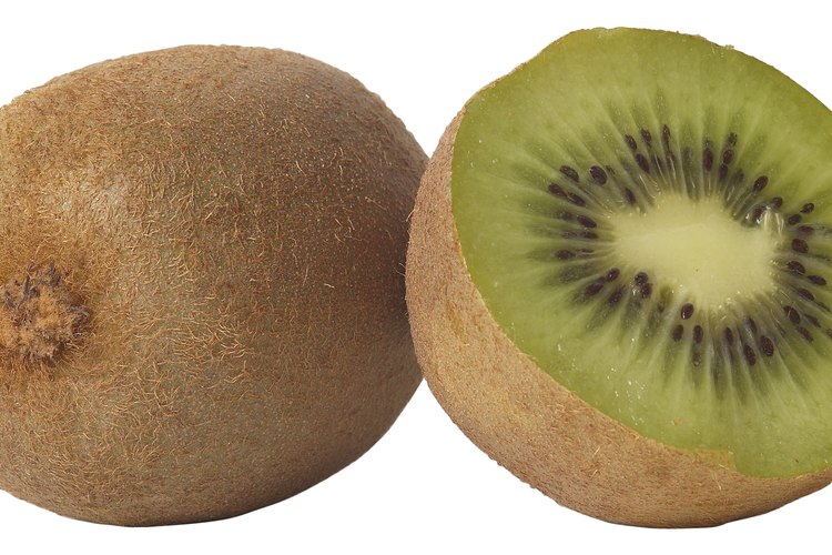 Necesitarás plantas de kiwi macho y hembra para producir frutas.