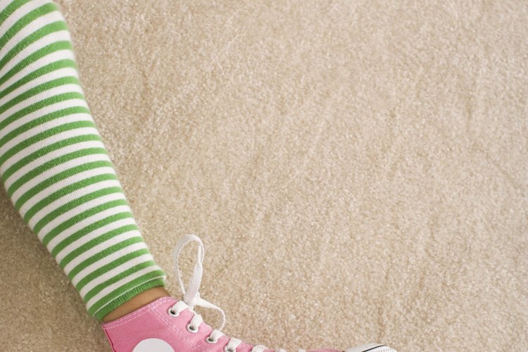 Mantén tus zapatos organizados con un zapatero hecho en casa.